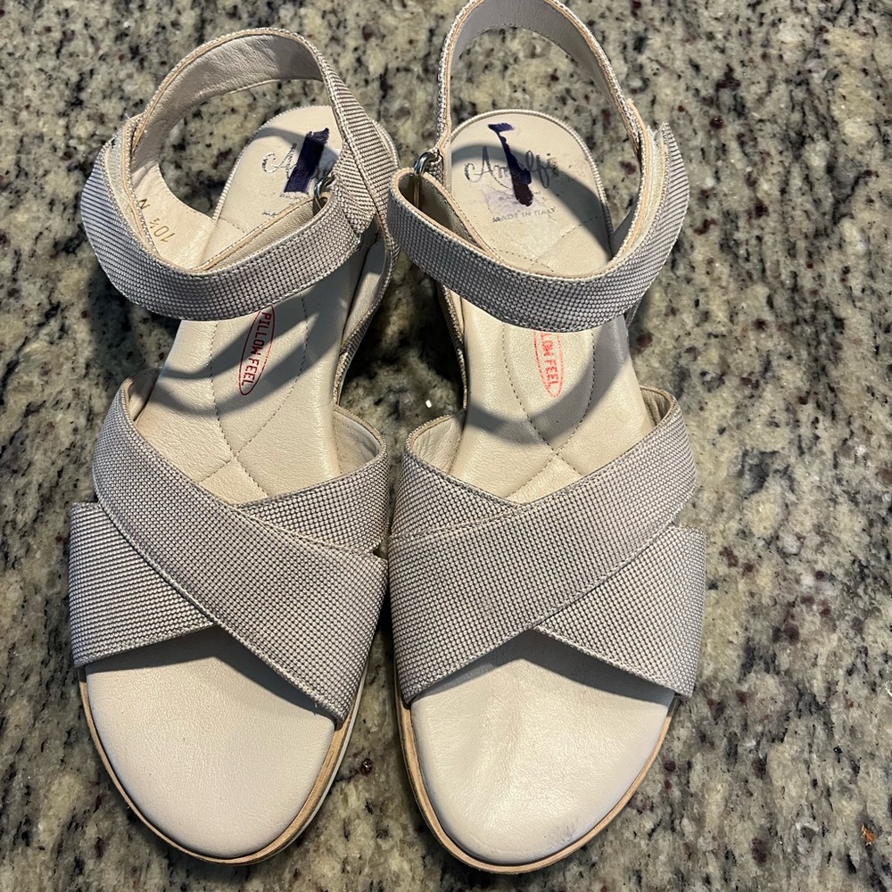 Amalfi by Rangoni Elegant Beige Metallic Sandals Size 10.5 Excellent Condition
